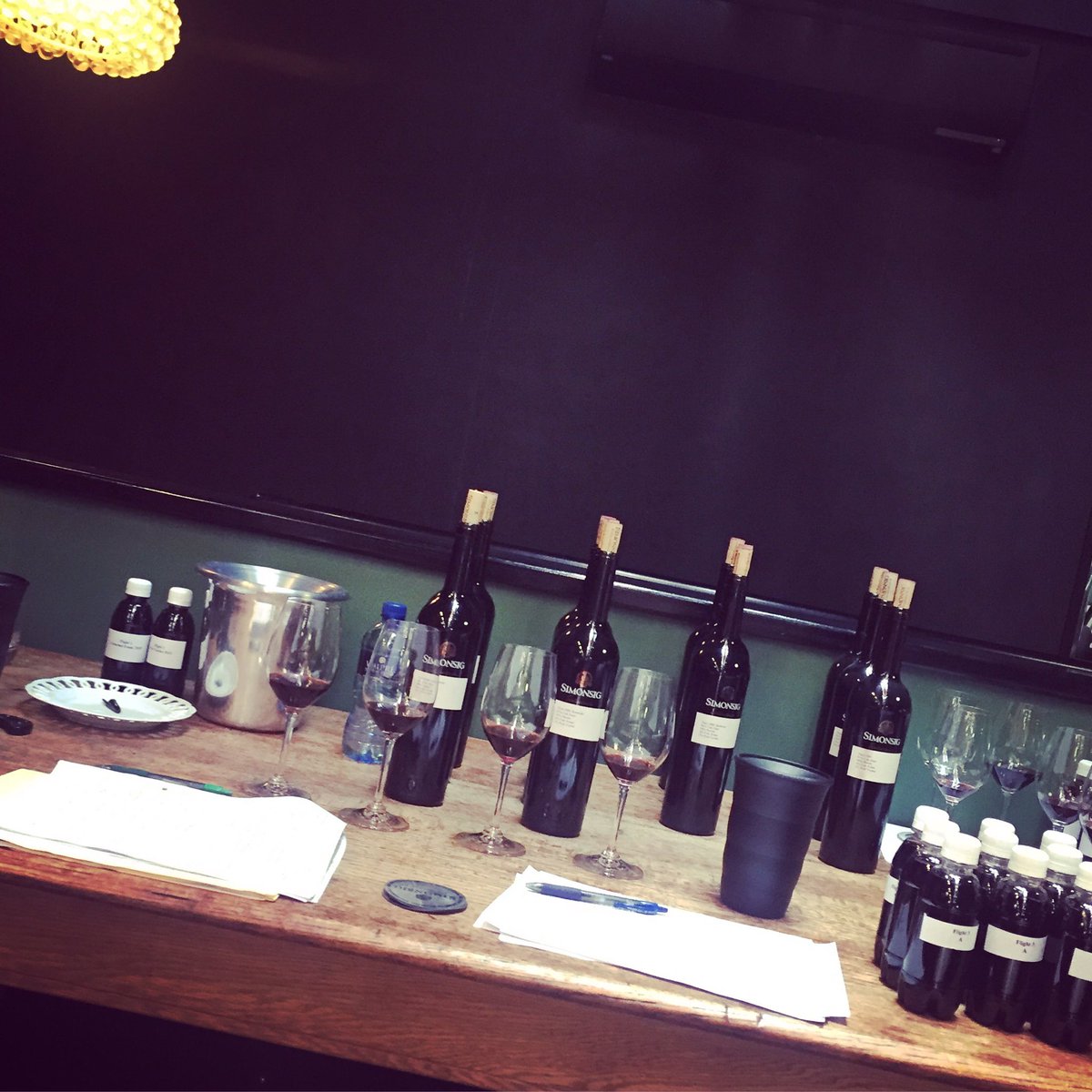 nadz4444's tweet photo. The fine art of Blending @Simonsig_Wines Master Class. #Simonsig #VintageDay #Tiara #sprokievirñstadskind #soet2016 https://t.co/WS9LwOPc22