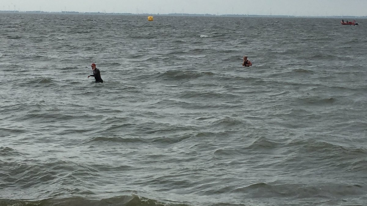 De Suydersee Triathlon op Urk is zaterdagochtend onstuimig van start gegaan <a href="/TriathlonUrk/">Suydersee Triathlon</a> tinyurl.com/jrn5ed6