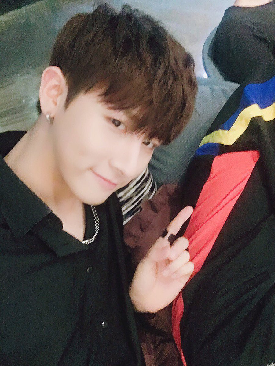 OfficialMONSTAX's tweet photo. [#아이엠] 내 옆에 누굴까요? ㅋㅋ https://t.co/dX4drJFjlF