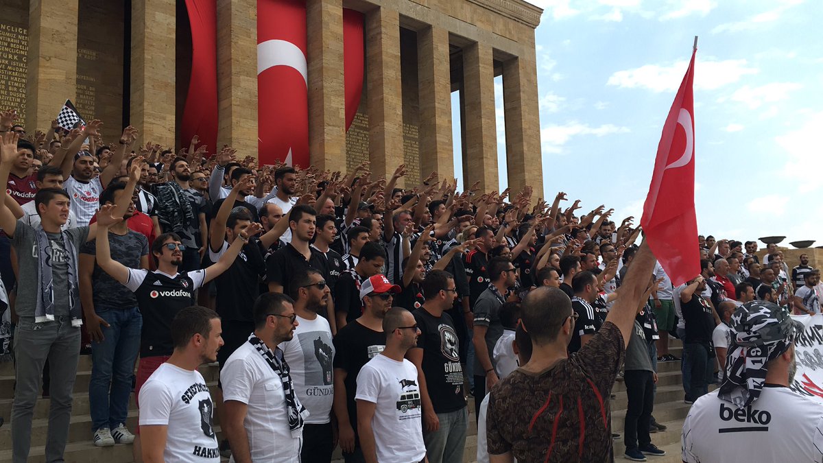 ikidirekarasi's tweet photo. Beşiktaş Taraftarı Anıtkabir'de https://t.co/aYQpYwpyoo