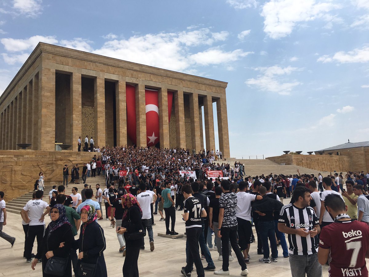 ikidirekarasi's tweet photo. Beşiktaş Taraftarı Anıtkabir'de https://t.co/aYQpYwpyoo