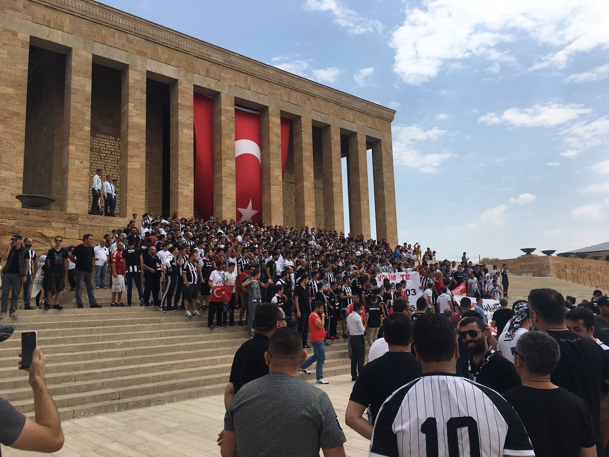 ikidirekarasi's tweet photo. Beşiktaş Taraftarı Anıtkabir'de https://t.co/aYQpYwpyoo
