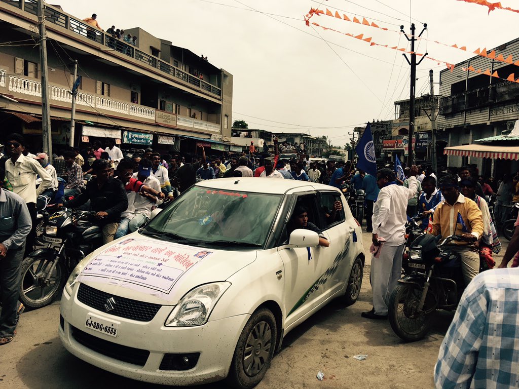 Dalit_Sangharsh's tweet image. Gujarat Dalit Sangathan at Kodinara in Gir-Somnath marching with thousands to MotaSamdhiyala in Gujarat on13/8/16.