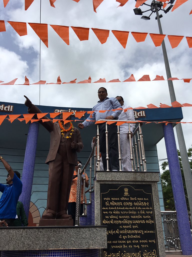 Dalit_Sangharsh's tweet image. Gujarat Dalit Sangathan at Kodinara in Gir-Somnath marching with thousands to MotaSamdhiyala in Gujarat on13/8/16.
