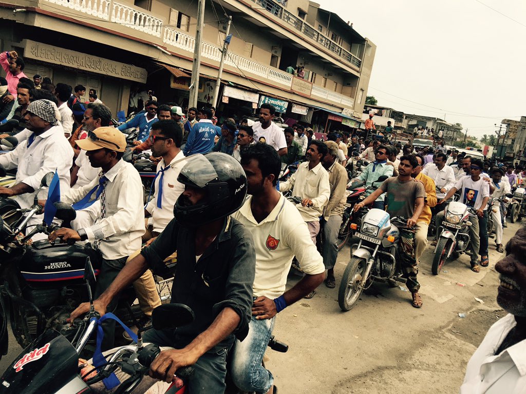 Dalit_Sangharsh's tweet image. Gujarat Dalit Sangathan at Kodinara in Gir-Somnath marching with thousands to MotaSamdhiyala in Gujarat on13/8/16.