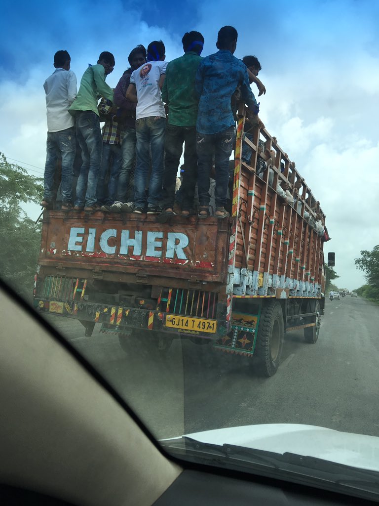 Dalit_Sangharsh's tweet image. Gujarat Dalit Sangathan at Kodinara in Gir-Somnath marching with thousands to MotaSamdhiyala in Gujarat on13/8/16.