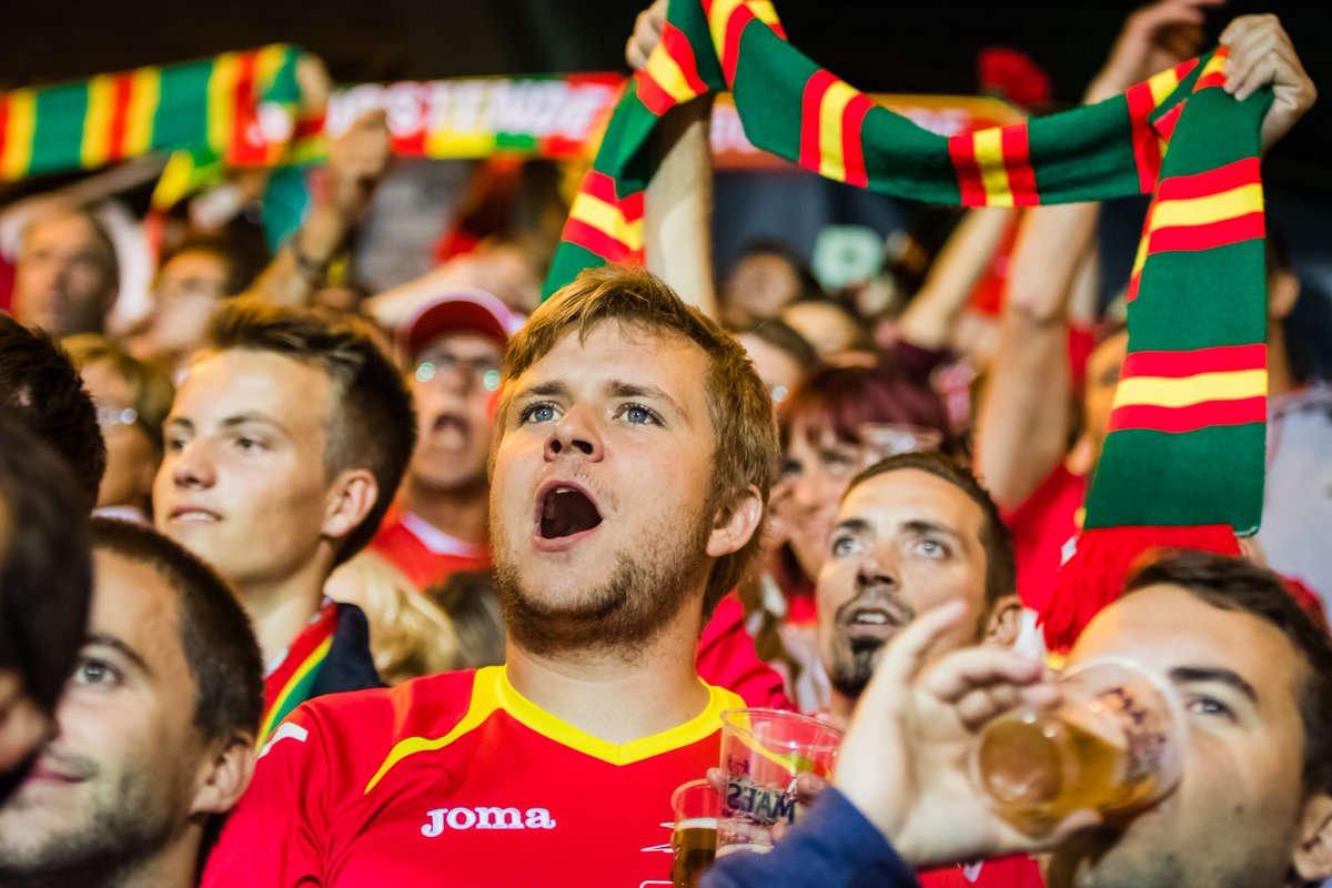 kvoostende's tweet photo. Om 19u40 morgen veel volk ook in de tribunes voor Sing Along met alle KVO fans! Topsfeertje! Ook tijdens #kvomoes. https://t.co/RoJWdRKXKx