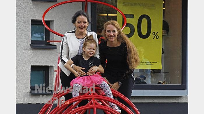 'Bloemenkoningin draagt dit jaar unieke schoenen' vertelt sponsor Steenwijk Schoenenmode: bloemencorsoleersum.nl/blog/