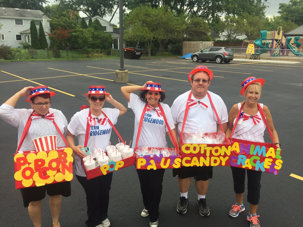 WylieMsw's tweet photo. 🎪🎩🎭My Team Rocked the Parade!!! #Maumee #circus #candystand #popcorn #ridgewoodmanor https://t.co/EQj7kDNTIV