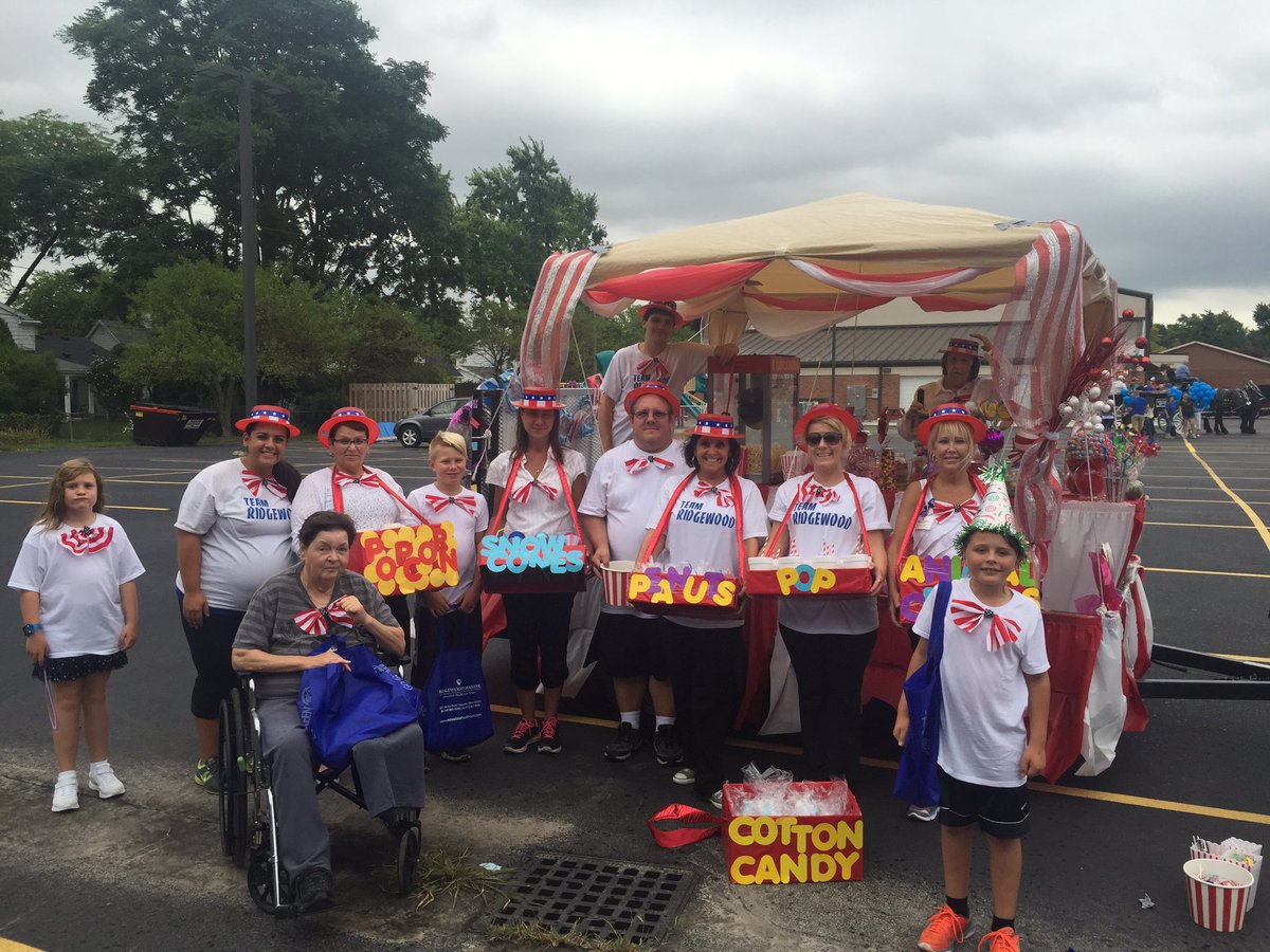 WylieMsw's tweet photo. 🎪🎩🎭My Team Rocked the Parade!!! #Maumee #circus #candystand #popcorn #ridgewoodmanor https://t.co/EQj7kDNTIV