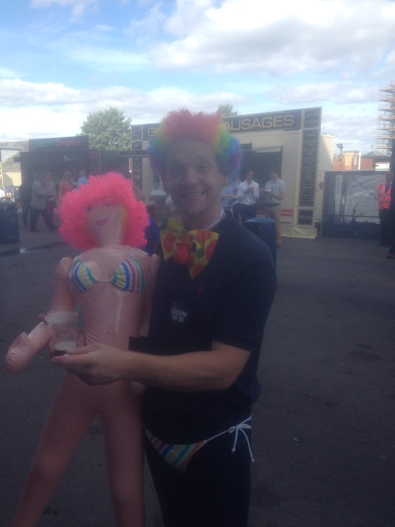 MarcusYuraszek's tweet photo. Mucka on his stag do #newburyraces https://t.co/1eath9ertZ