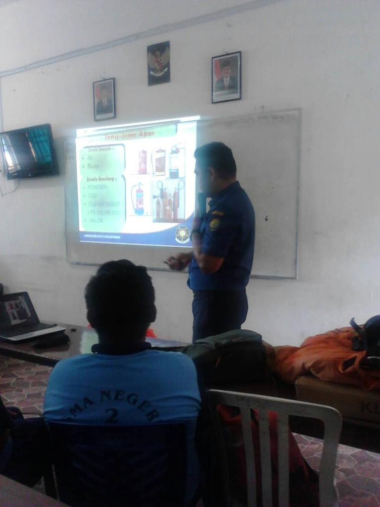 Damkar_TPI's tweet photo. Kegiatan Penyuluhan Penanggulangan Bahaya Kebakaran Bagi Siswa/i SMAN 4 dan SMAN 2 Tanjungpinang,, https://t.co/yiLhnOwVM4