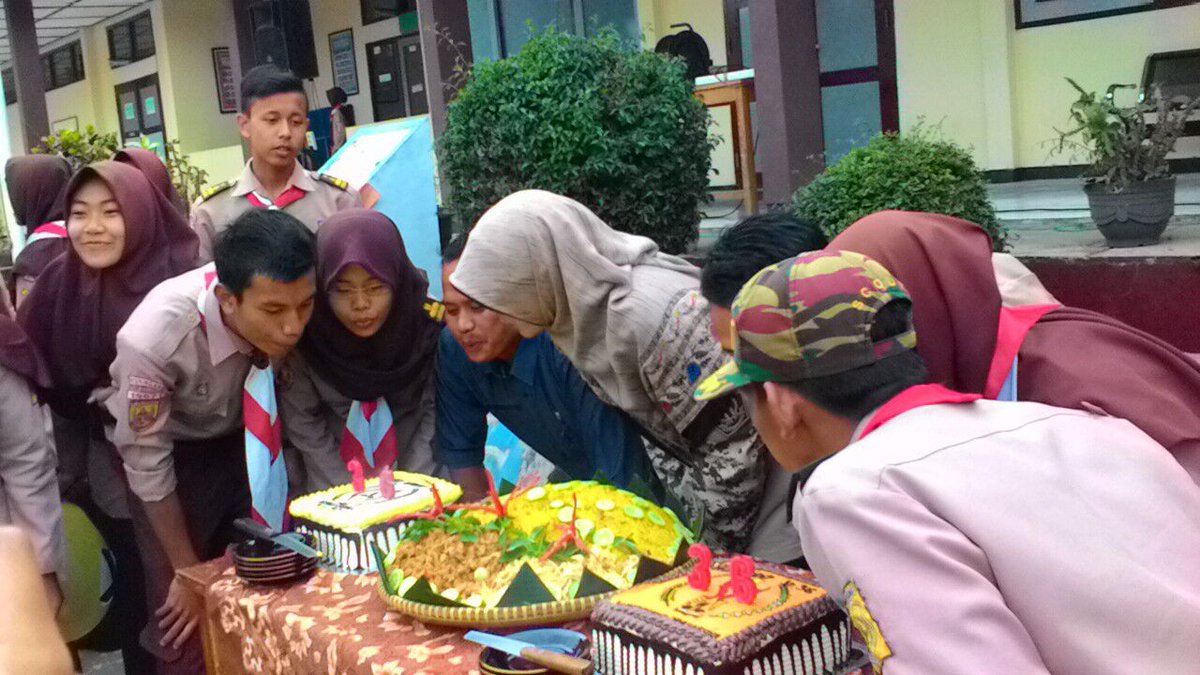 THETILIN_7702's tweet photo. Peringatan HUT Pramuka ke 55 &amp; ambalan kisandesar (smkn2 kuningan)k 36.
#hutpramuka55 
#pramukajabar 
#infopramuka https://t.co/M6AoAb4Id1