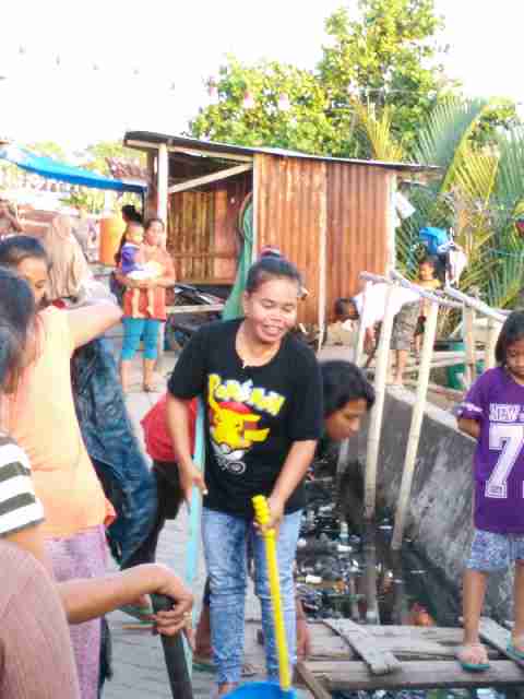 coramuh's tweet photo. Menemani inisiatif warga kampung Sengkabatu kerja bakti untuk festival kampung pesisir Makassar cc @arkomks https://t.co/VC6UUFGoNW