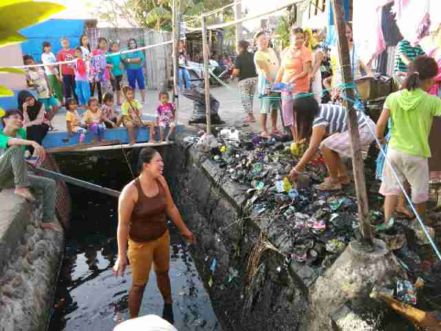 coramuh's tweet photo. Menemani inisiatif warga kampung Sengkabatu kerja bakti untuk festival kampung pesisir Makassar cc @arkomks https://t.co/VC6UUFGoNW