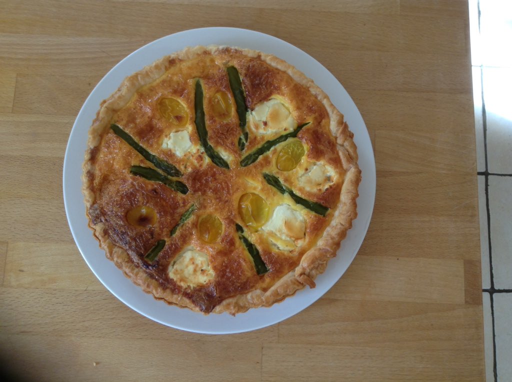 ArtyCarolBanks's tweet image. #silverworkshop today 4 #weddingpresent to neighbour making #leafpendant from #wedding bouquet,biscuits,lunch,ready