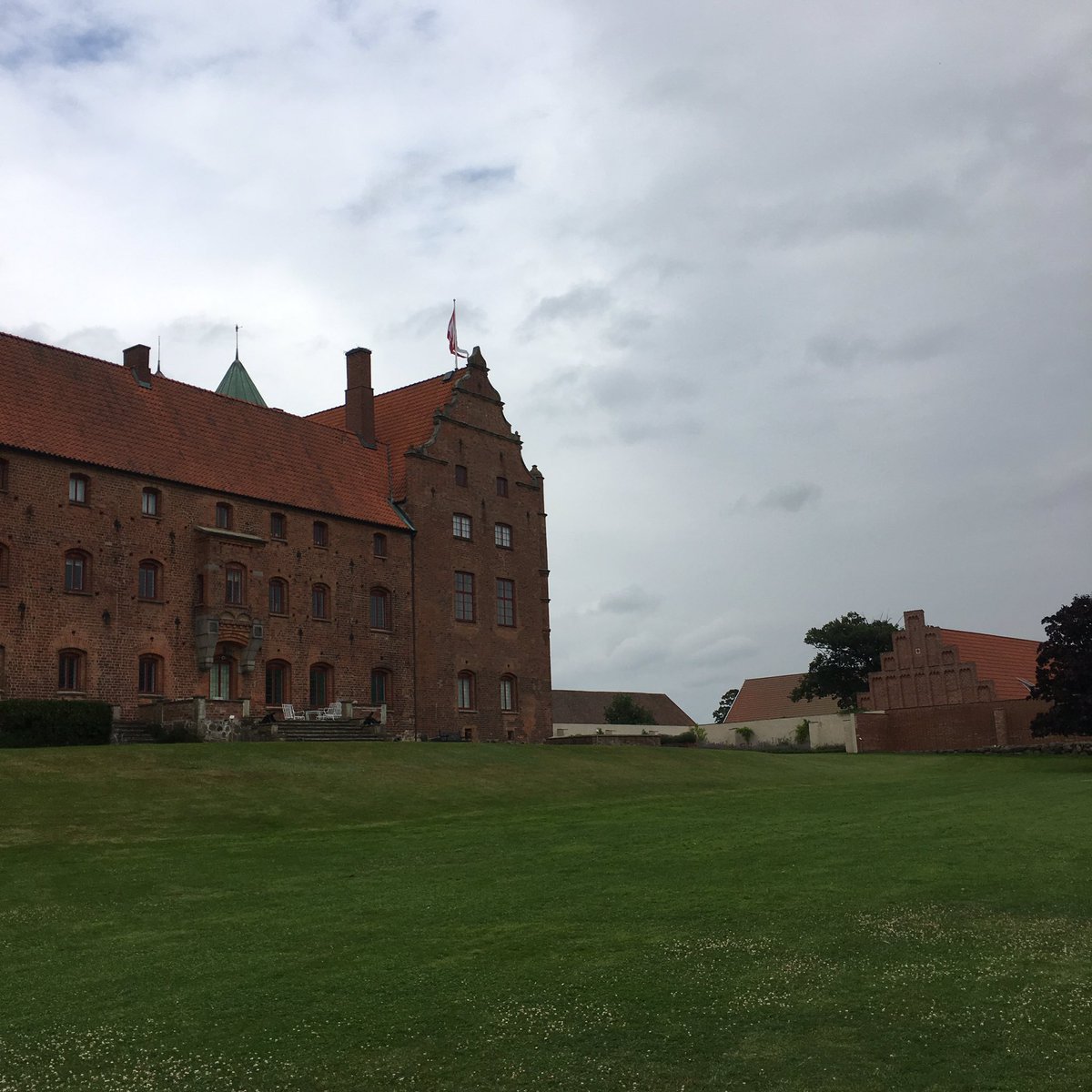_robinpersson's tweet photo. Då var Rojalistiska föreningen, distrikt Skåne startad.
2016-08-13, Skarhult slott, Eslöv. #RojF #svpol https://t.co/ElvyeXoZPf