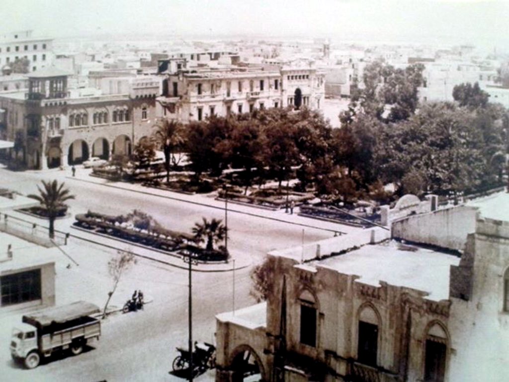 nabsasoora's tweet photo. بنغازي 1942 تقاطع شارع عمر المختار مع شارع الاستقلال https://t.co/Wm9w4sq2TP