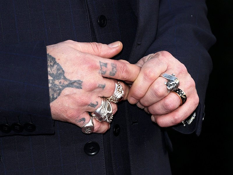 ecol0gy's tweet photo. Can someone explain to me where #JohnnyDepp's tattoo's have gone on his right hand? Was that even him?! #AmberHeard https://t.co/rVBdQdZaED