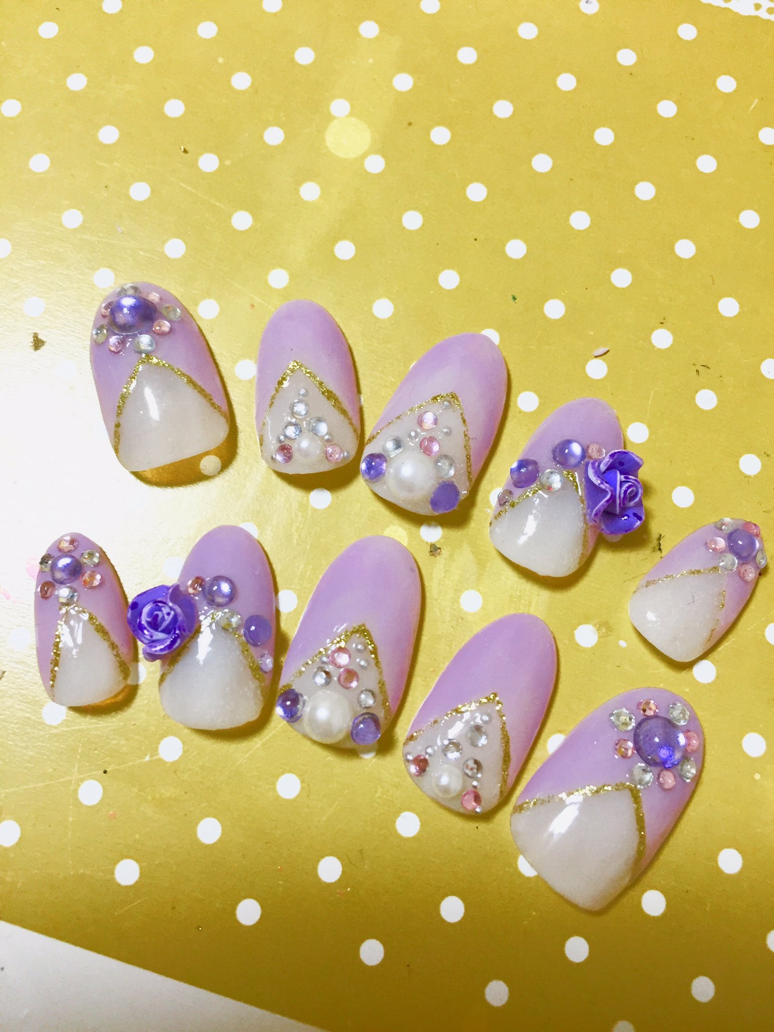 麻衣 ウエディングネイルっぽいの作りたくて 紫系を作ってみました パーツがほぼ100均だし 使い古しなのでビミョーな作りですがs パーツたくさん使うデザイン 作ってて楽しい ネイルチップ 紫ネイル