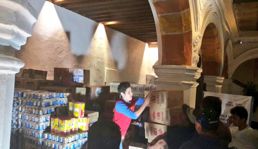 Segob_Puebla's tweet photo. Gracias a tu ayuda solidaria, estamos enviando 30 tons. de agua, víveres y material de limpieza a la Sierra Norte. https://t.co/HXXJzaSnLS