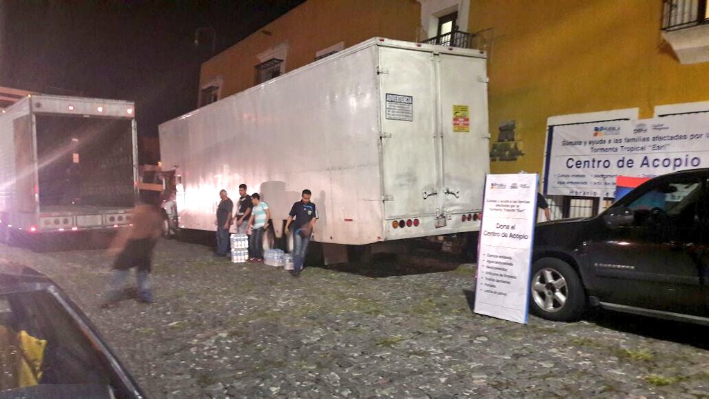 Segob_Puebla's tweet photo. Gracias a tu ayuda solidaria, estamos enviando 30 tons. de agua, víveres y material de limpieza a la Sierra Norte. https://t.co/HXXJzaSnLS