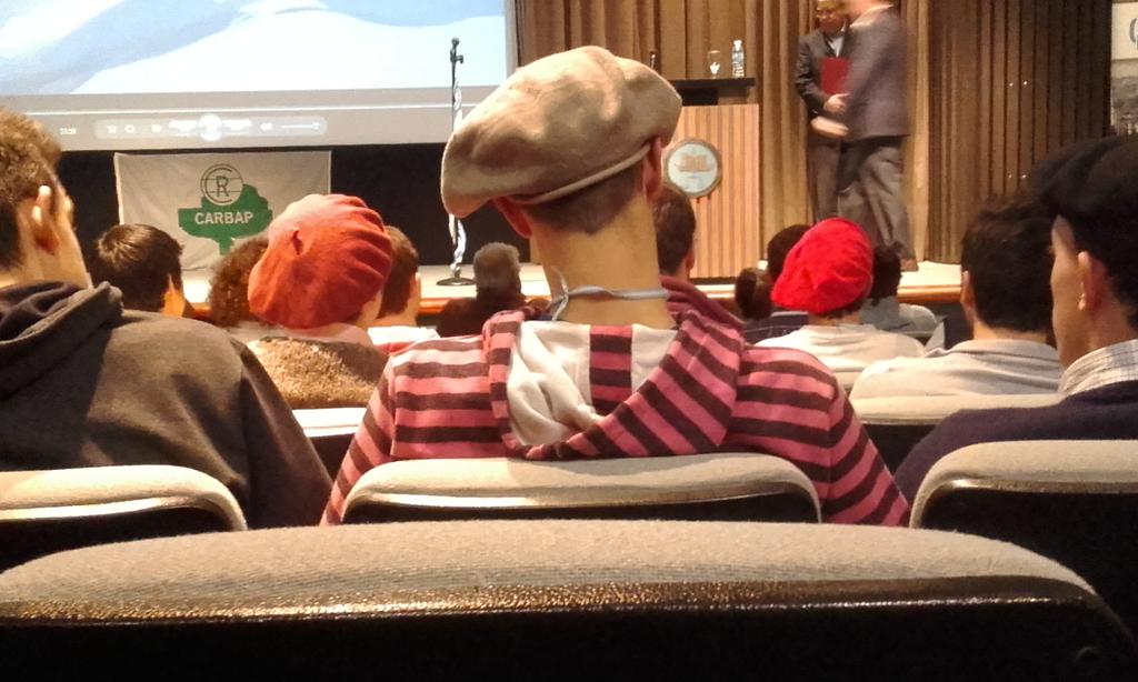 Jóvenes de boina hablan de educación y porvenir en el III Congreso de ateneos de Carbap.