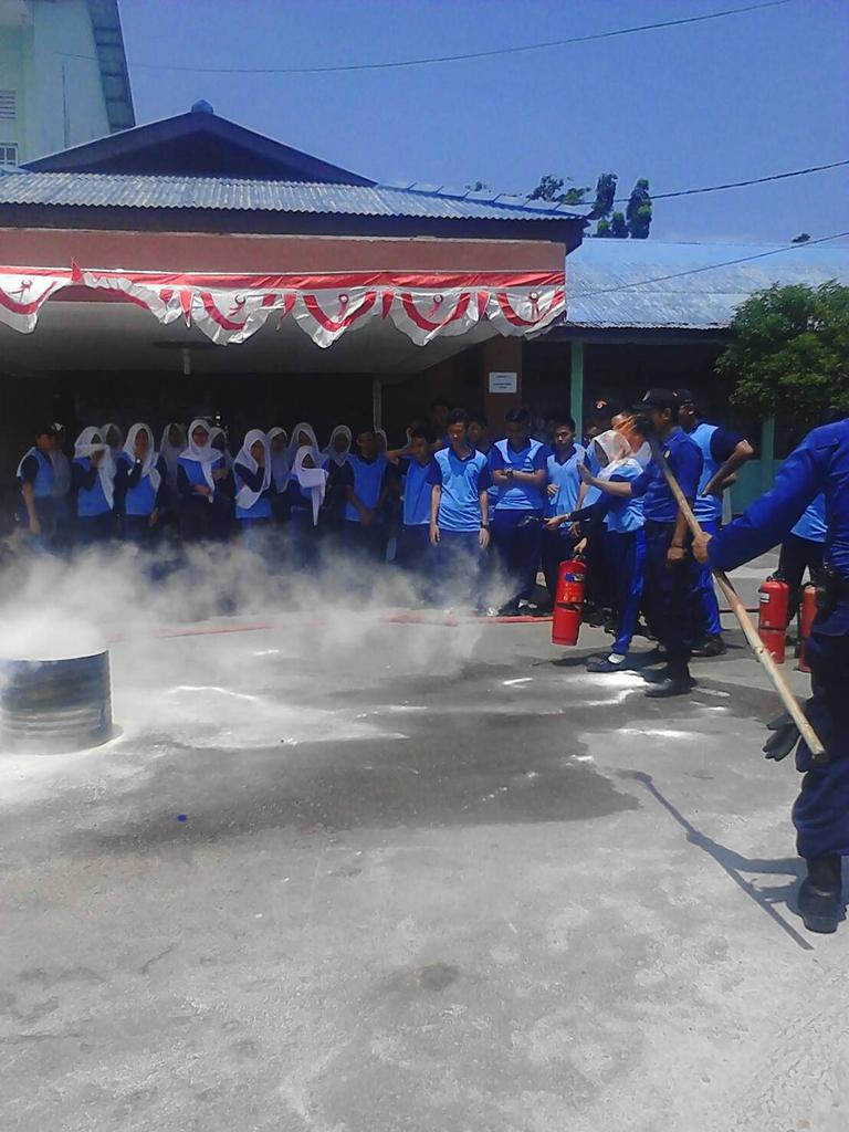 Damkar_TPI's tweet photo. Penyuluhan Bahaya Kebakaran Di SMAN 2 Tanjungpinang,@_smanda https://t.co/XnvFg1fMEa