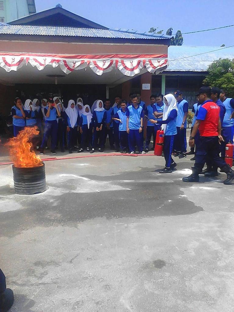 Damkar_TPI's tweet photo. Penyuluhan Bahaya Kebakaran Di SMAN 2 Tanjungpinang,@_smanda https://t.co/XnvFg1fMEa