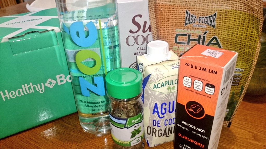 Yeiiiiii ya llegó mi <a href="/HealthyBoxMX/">Healthy Box</a> y mis <a href="/zoe_water/">Zoé Water®</a>