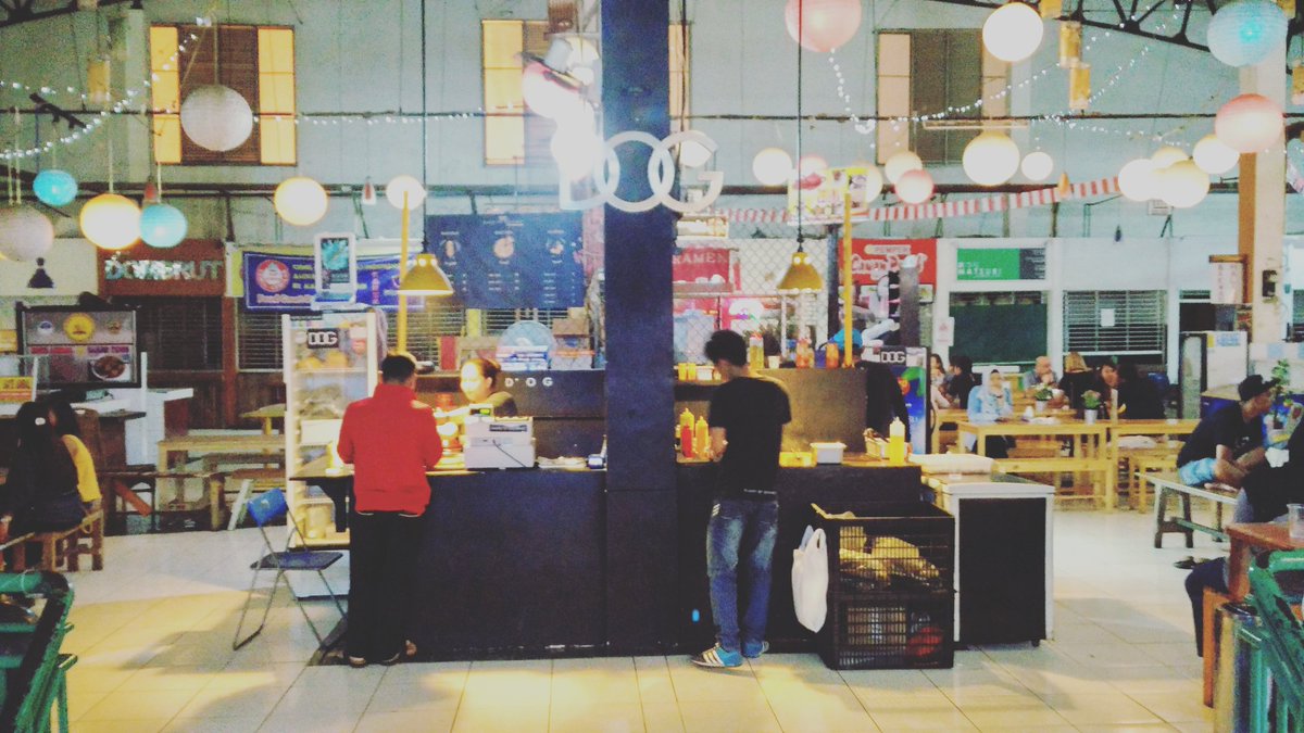 midjournal's tweet photo. #MIDStories -- Mereka yang bertahan di Pasar Santa. https://t.co/Bfkj8DnbrO