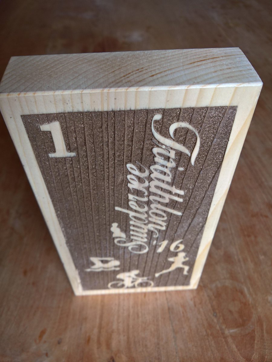 Zo kan het ook! Winnaar bokaal van 100% hout i.p.v. plastic rommel. Complimenten voor <a href="/TriathlonUrk/">Suydersee Triathlon</a>