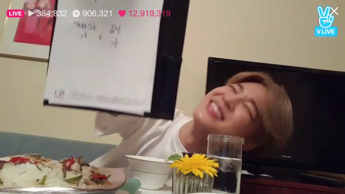 cosmiteez's tweet photo. JM was teaching us Korean (when to say 가 as "ka" or "ga") and couldn't stop giggling when all the comments were '가가' https://t.co/vRpj0aOi6M