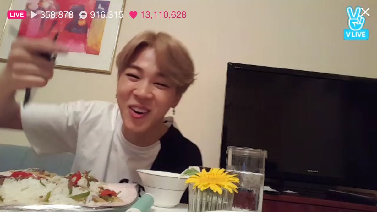 cosmiteez's tweet photo. JM was teaching us Korean (when to say 가 as "ka" or "ga") and couldn't stop giggling when all the comments were '가가' https://t.co/vRpj0aOi6M