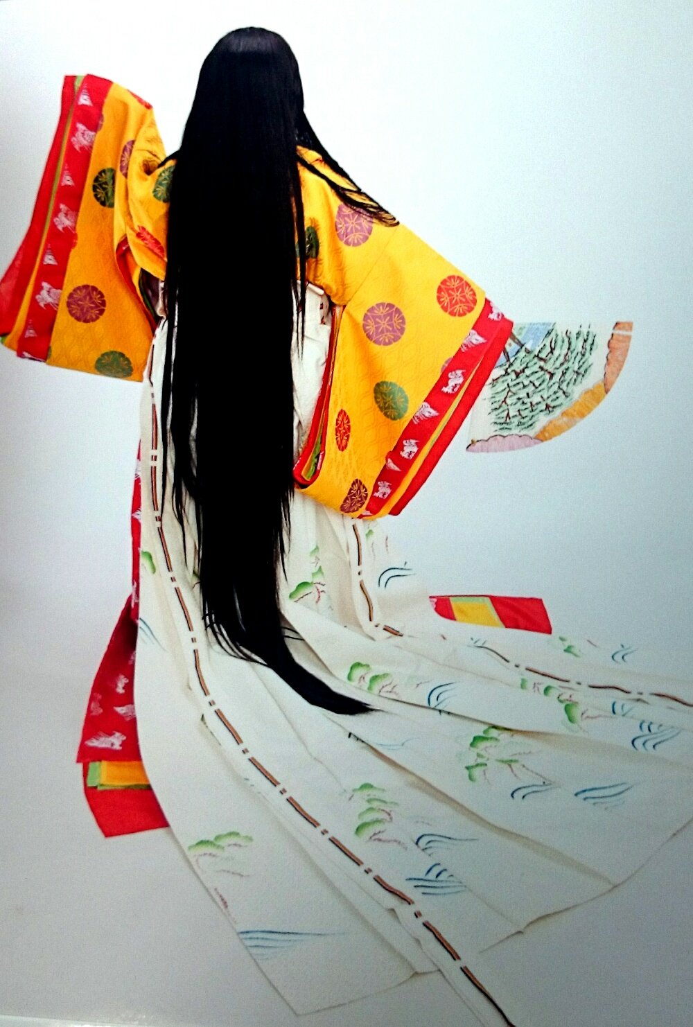 なぎ 写真２枚目 平安モノのイラストや絵画で十二単の後ろ姿が描かれている場合 袖に髪がかかったのを見かける機会ってそうないのですが 自然に動くとやっぱり袖に髪がかかることもあるんですよね って写真 艸 Twitter