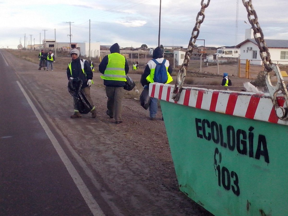 EcologiaPM's tweet photo. #Madryn Limpieza de la SEPA con Cuadrilla GIRSU en Ruta A010 entre aeropuerto y ruta 3! #MadrynLimpio @UrsinoFacundo https://t.co/3nRonBN9Zx