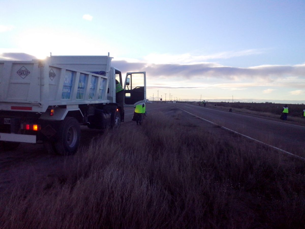 EcologiaPM's tweet photo. #Madryn Limpieza de la SEPA con Cuadrilla GIRSU en Ruta A010 entre aeropuerto y ruta 3! #MadrynLimpio @UrsinoFacundo https://t.co/3nRonBN9Zx