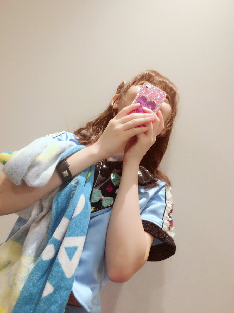 Jewel Neige 何かお祈りする白川あやねです 白川は担当カラー黄緑 O 白川推しの皆さんが 黄緑のサイリウム振ったら 白川も喜ぶと思いますよ O 随時リクエスト募集中です じぇるのオフショット