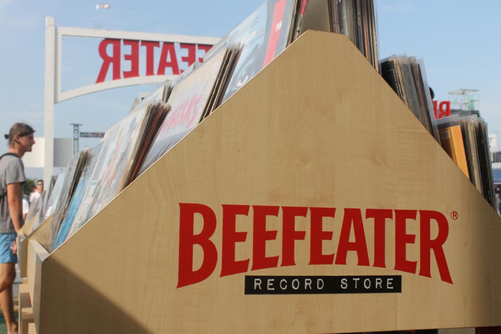 beefeatergin_ES's tweet photo. Motivos para visitarnos en @sonoramaribera: Vinilos de @SisterRayAce y limonadas festivaleras. ¿Más? #BeefeaterLive https://t.co/2caKuSVSig
