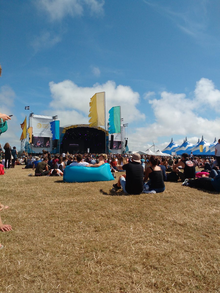 LadyGower's tweet photo. Very chilled out start to the day @boardmasters watching Eliza and the bear https://t.co/WuhhEM0tyd