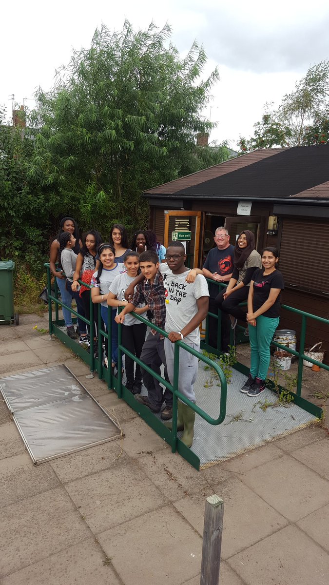 Litterwatch1's tweet photo. Thank you to the volunteers @NCSTheChallenge working hard @SercoESUK @sandwellcouncil #TeamWorkMakesTheDreamWork https://t.co/3Eb9C7GtRy