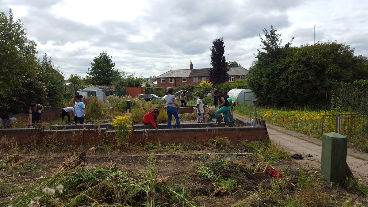 Litterwatch1's tweet photo. Thank you to the volunteers @NCSTheChallenge working hard @SercoESUK @sandwellcouncil #TeamWorkMakesTheDreamWork https://t.co/3Eb9C7GtRy