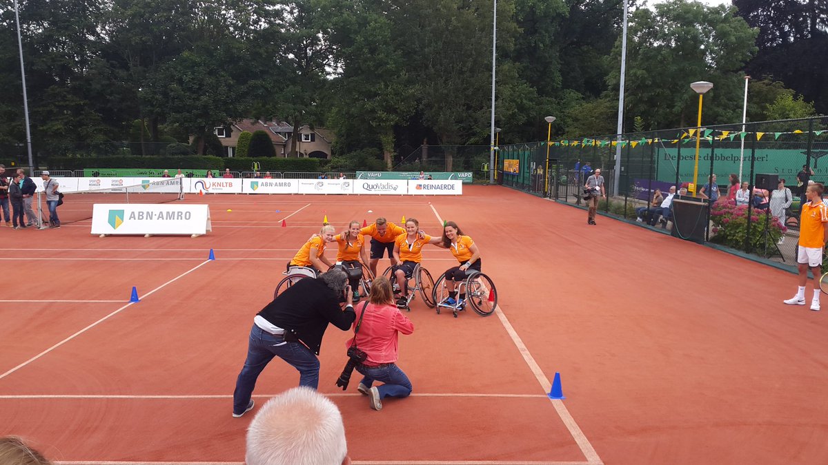 BuroTennis's tweet photo. Mooi uitzwaai event voor Paralympische rolstoeltennissers Jiske, Diede, Aniek en Marjolijn op weg naar Rio @KNLTB https://t.co/SU2DRZtyR6
