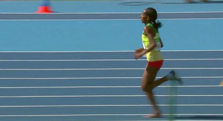 elecodiario's tweet photo. La imagen de #atletismo #Rio2016: Etenesh Diro #ETH acaba sin zapatilla los 3.000 obstáculos https://t.co/5IpX589CYM https://t.co/PqhzOdFuOx