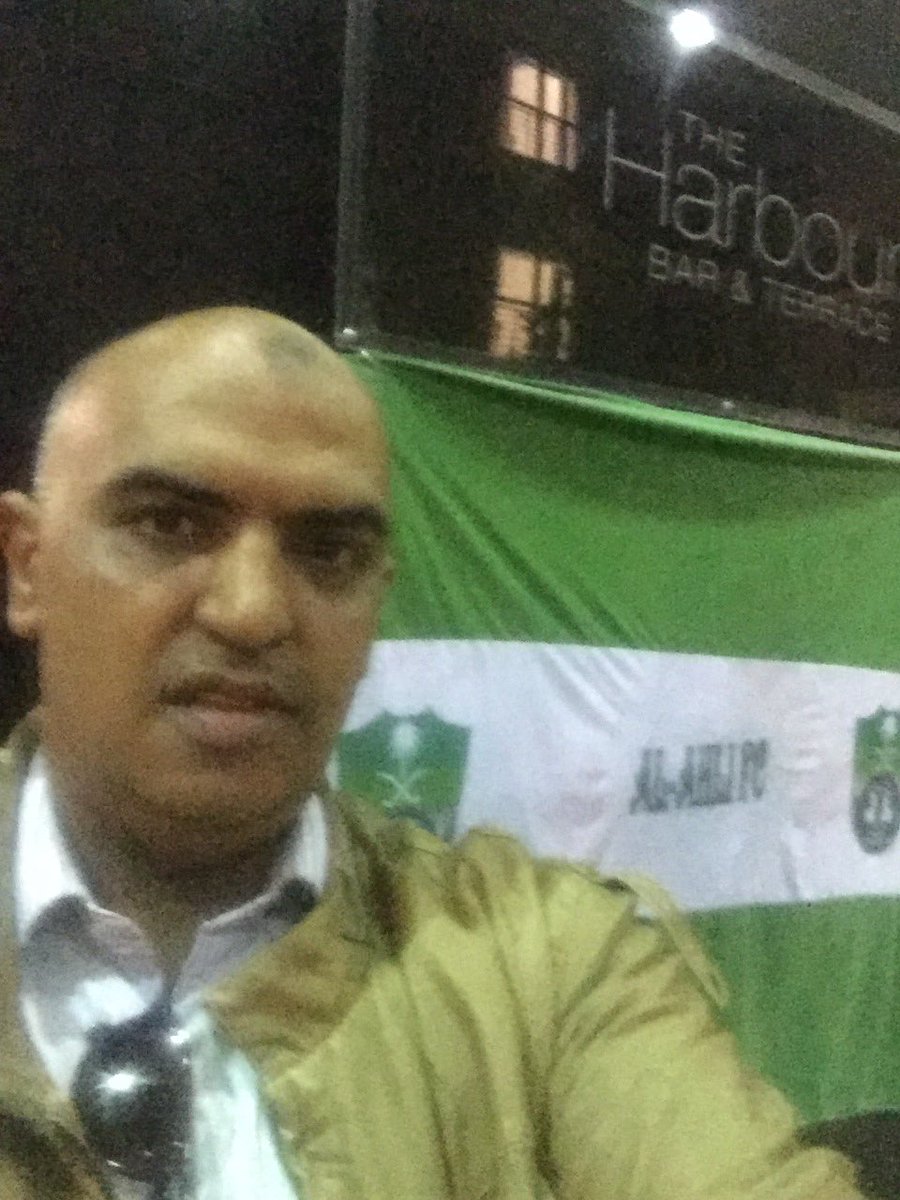 شعار الأهلي مغطي لوحة الفندق بلندن قوه يا اهلي ملكي من يومك