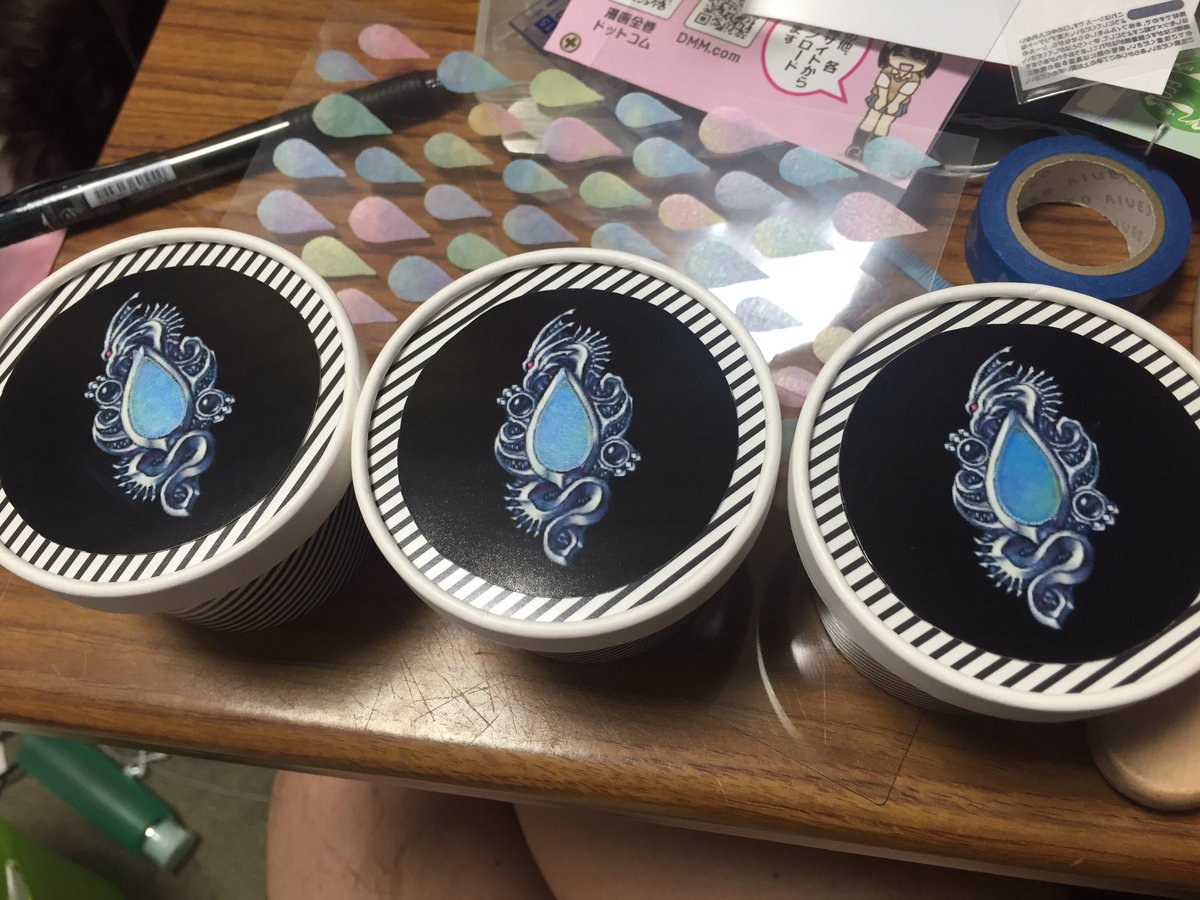 猿猫 今年こそ苺フェス Twitterissa いつも物貰ってばかりなので 今回は小ネタを入れた差し入れを用意したのです ステン登場時のタネもシカケもないこのハコに リュウのダンナと虹色のドラゴンズ ティア とお菓子 を込めて 自己満なのに快く受け取って