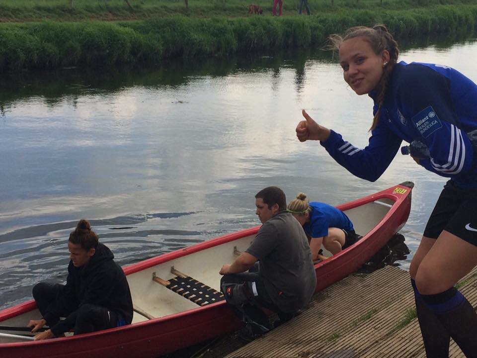 SCSandFrauen's tweet photo. Neben hartem Training steht auch viel Spaß auf dem Programm. Paddeln auf der Niers und Bogenschießen. https://t.co/sO8MTTSOHA