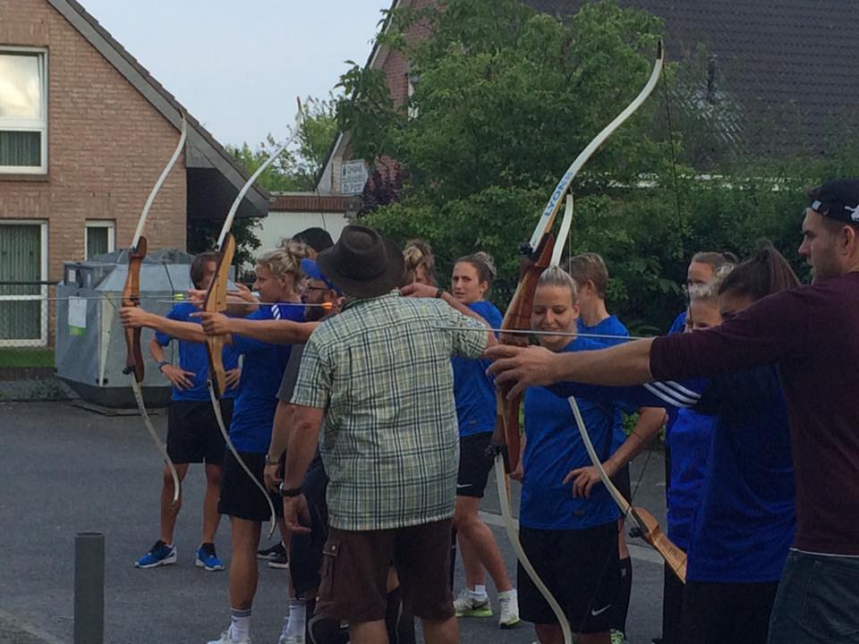 SCSandFrauen's tweet photo. Neben hartem Training steht auch viel Spaß auf dem Programm. Paddeln auf der Niers und Bogenschießen. https://t.co/sO8MTTSOHA