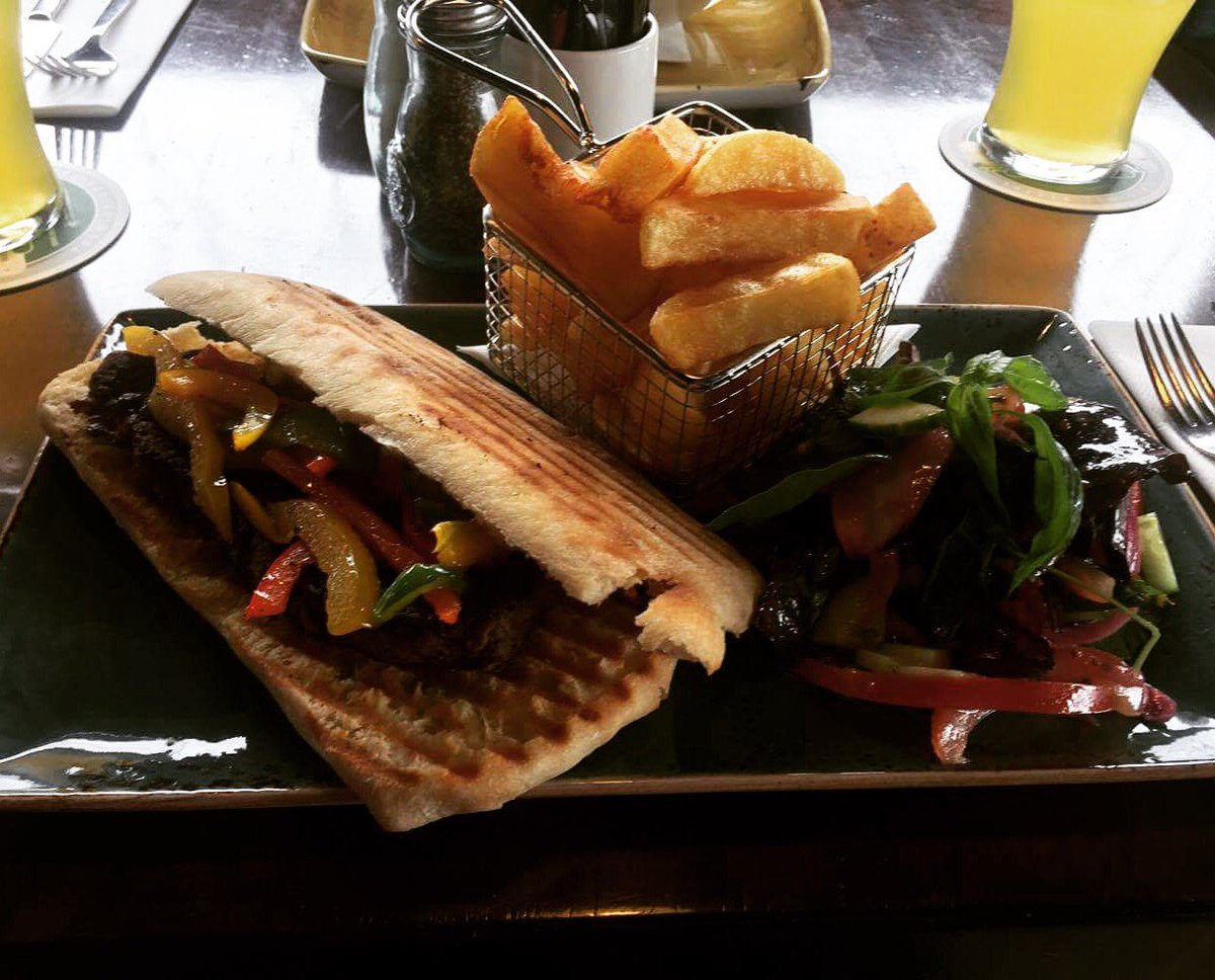 Galway_Grub's tweet photo. The @noxgalway - excellent customer service &amp; a steak cooked to perfection w/ chunky, golden chips #GalwayGrub https://t.co/82ZJzqe3Bg