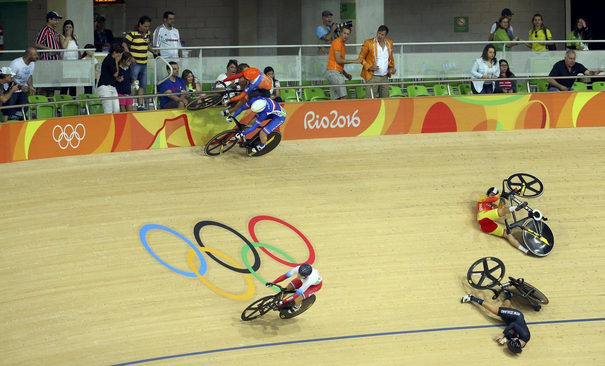 Now that's how to avoid a crash! #RideLots #Cycling #Skills #CyclingTrack
